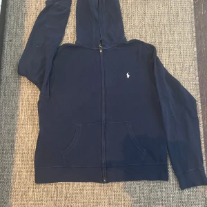 Mörkblå hoodie från Ralph Lauren - Använd men i fint skick. Tunnare hoodie. Strl 14-16, som en xs