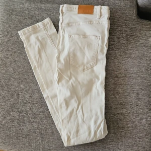 Jeansbyxor från Serious Sally  - Snygga ljusrosa jeansbyxor med klassisk design. Byxorna har en rak passform och är tillverkade i ett slitstarkt material. Perfekta för en stilren look.