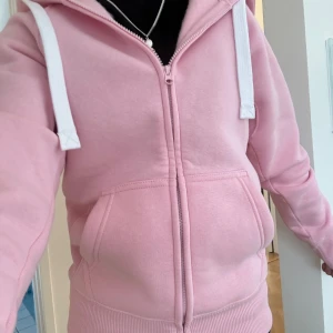 Rosa russemerch - Säljer en mysig rosa russemerch. Jag fick två i julklapp men jag vill bara ha en. Helt oanvänd och lapp finns på. Nypris är 750kr och jag säljer för 700kr