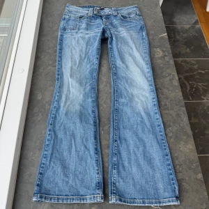 Lågmidjade jeans  - Så snygga jeans som tyvärr inte passar mig och har därför ingen bild på! Midjemått tvärsöver: 40cm Midjehöjd: 19cm Inerbens längd: 77cm. Jeansen har ett hål bak (se sista bild) som säkert går att sy igen. Annars är det inte heller någon man tänker på tycker jag💕