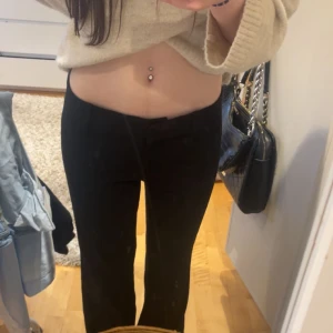 Svarta kostymbyxor från Nelly  - Svarta low waist kostym byxor från Nelly💗 Strl 36 och lite för stora för mig i midjan annars perfekta i storleken💗jag är 170 cm lång💗