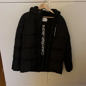 Svart pufferjacka - Svart pufferjacka från Calvin Klein Jeans. 