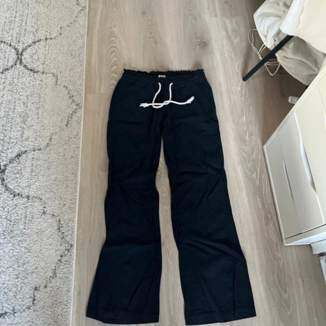 Svarta linne byxor med snörning