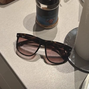 SÖKER Ray-Ban Boyfriend - Söker raybans som på bilden min budget ca 650kr🙏helst bra skick 
