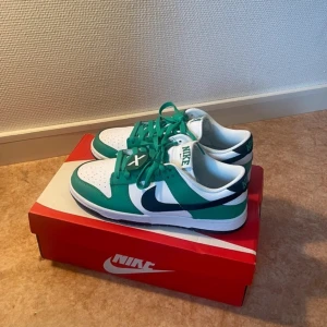 Nike dunk low celtics - Säljer dem för att de var för små för mig, köpte dem som storlek 40, men känns som 39. Helt nya, aldrig använda. Pris går att diskutera.