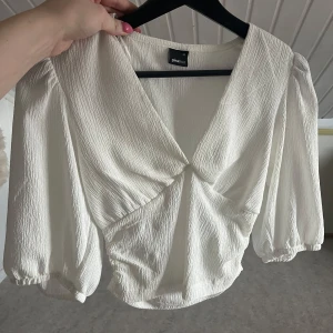 Topp/blus - Vit topp från Gina tricot, använd en gång har en liten liten fläck se bild 3, kan säkert gå att få bort