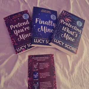 Bokserie av Lucy Score - En samling av tre romantiska böcker av Lucy Score: 'Pretend You're Mine', 'Finally Mine' och 'Protecting What's Mine'. Böckerna erbjuder småstadsromantik med fängslande berättelser och karaktärer. Perfekt för dig som älskar romantik och drama. Helt olästa och alla är på engelska 