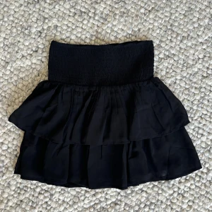 Svart volangkjol - Svart volangkjol från Kappahl i bra skick🥰storlek 146/152 men skulle säga att den sitter som en XS/S