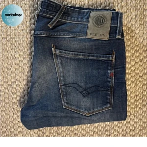 Replay Anbass Jeans - Mörkblå Replay Anbass jeans i toppskick, skriv vid minsta fundering!