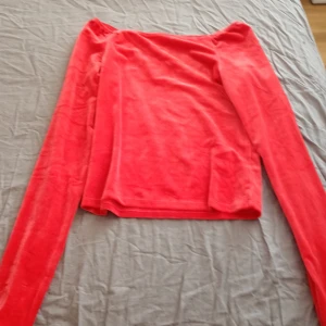 Röd långärmad tröja från Kappahl - Säljer en mjuk och bekväm röd långärmad tröja från Kappahl. Perfekt för kyligare dagar med sin mysiga känsla. Tröjan har en enkel design som gör den lätt att matcha med olika outfits.