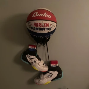 Signerad basketboll och basketskor  - 12000kr