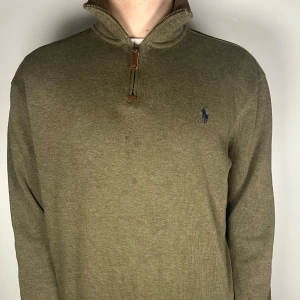Ralph lauren halfzip - En riktig snygg och trendig Ralph lauren halfzip i fint skick, storlek M, vid frågor är de bara att skriva // Gramenti 