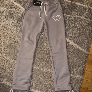 Grå mjukisbyxor från Carsicko - Gråa byxor från carsicko nytt skick som man kan se på taggen (aldrig använda), storlek S 
