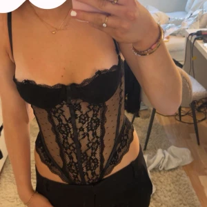 Svart spets body !! - Snygg svart spets body med spetsdetaljer och tunna axelband. Perfekt för en elegant look. Den har en genomskinlig design med fina spetsmönster!! Köpt på plick men märket är shein!💞 Storlek XS