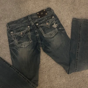 Miss me bootcut jeans! 😍 - KOLLA min profil för fler liknande jeans! Snygga blå jeans med unika dekorerade bakfickor. Fickorna har detaljer av nitar och en broderad design. Perfekta för att ge din outfit en extra edge. Dem är low waist och bootcut! Passar allt från w26 till w29 då dem är strechiga. Passar mig i längden som är 168, men passar allt från 160-172. Pris kan diskuteras och tveka inte att skriva vid frågor! Fler bilder finns 🫶🌸
