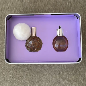 Ari by Ariana Grande Parfymset - Parfymset från Ariana Grande med en flaska Ari-parfym och en duschgel. Parfymflaskan har en elegant design med en vit fluffig boll och en roséguldfärgad kork. Förpackningen är formad som en kassettband i lila och vitt. Helt ny och oanvänd.