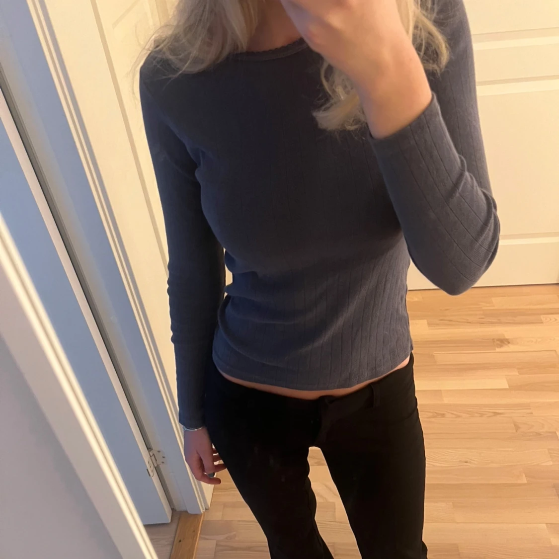 Mörkblå ribbad tröja från Brandy Melville