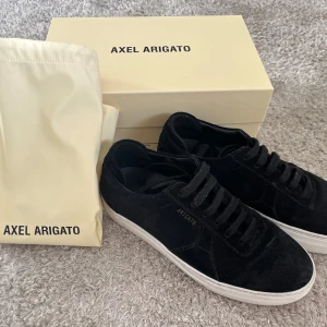 Svarta sneakers från Axel Arigato - Säljer dessa eftersom dem inte kommer till användning. Skorna har inga defekter och är i mycket bra skick. Storlek 38, nypris 2600kr. 