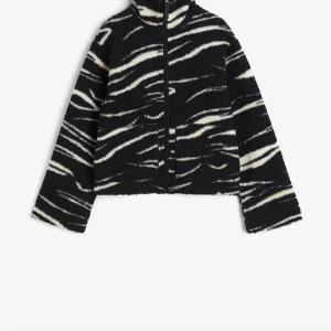 Zebra teddy jacka  - Så snygg slutsåld teddy jacka från hm! Perfekt till våren ! Inga defekter. Kan även användas som kofta . Skriv för fler bilder 