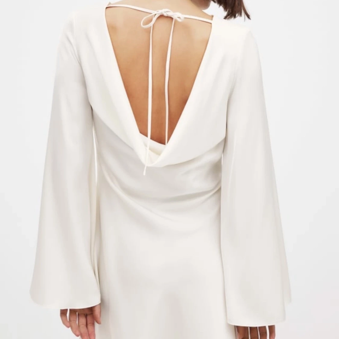 Slutsåld vit sidenklänning från NA-KD