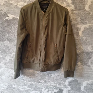Bomberjacka - Olivgrön bomberjacka från lager157. är i mycket bra skick. Jag hittar ingenting att anmärka på.