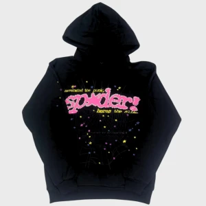 Svart punk Spider - Cool svart hoodie med färgglada stjärnor och text i rosa på framsidan. Perfekt för en avslappnad stil med en touch av färg. Den har en klassisk huva och långa ärmar.