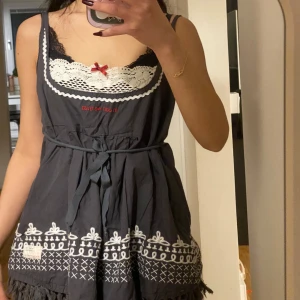 ODD MOLLY topp (fri frakt!!) - Min favorit topp från ODD MOLLY!! grå med vita spetsdetaljer och en söt röd rosett framtill. Toppen har ett broderat mönster längs fållen och knytband i midjan för en justerbar passform. Perfekt för en unik och stilfull look. (Har vanligtvis XS men passar även S) 