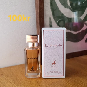 La vivacité Eau de Parfum från Alhambra - Säljer en elegant flaska La vivacité Eau de Parfum från Alhambra. Flaskan rymmer 30 ml och har en stilren design med en fyrkantig kork i metallisk nyans. Doften är förpackad i en vit och rosa kartong med en elegant logotyp. 30ml, helt ny!