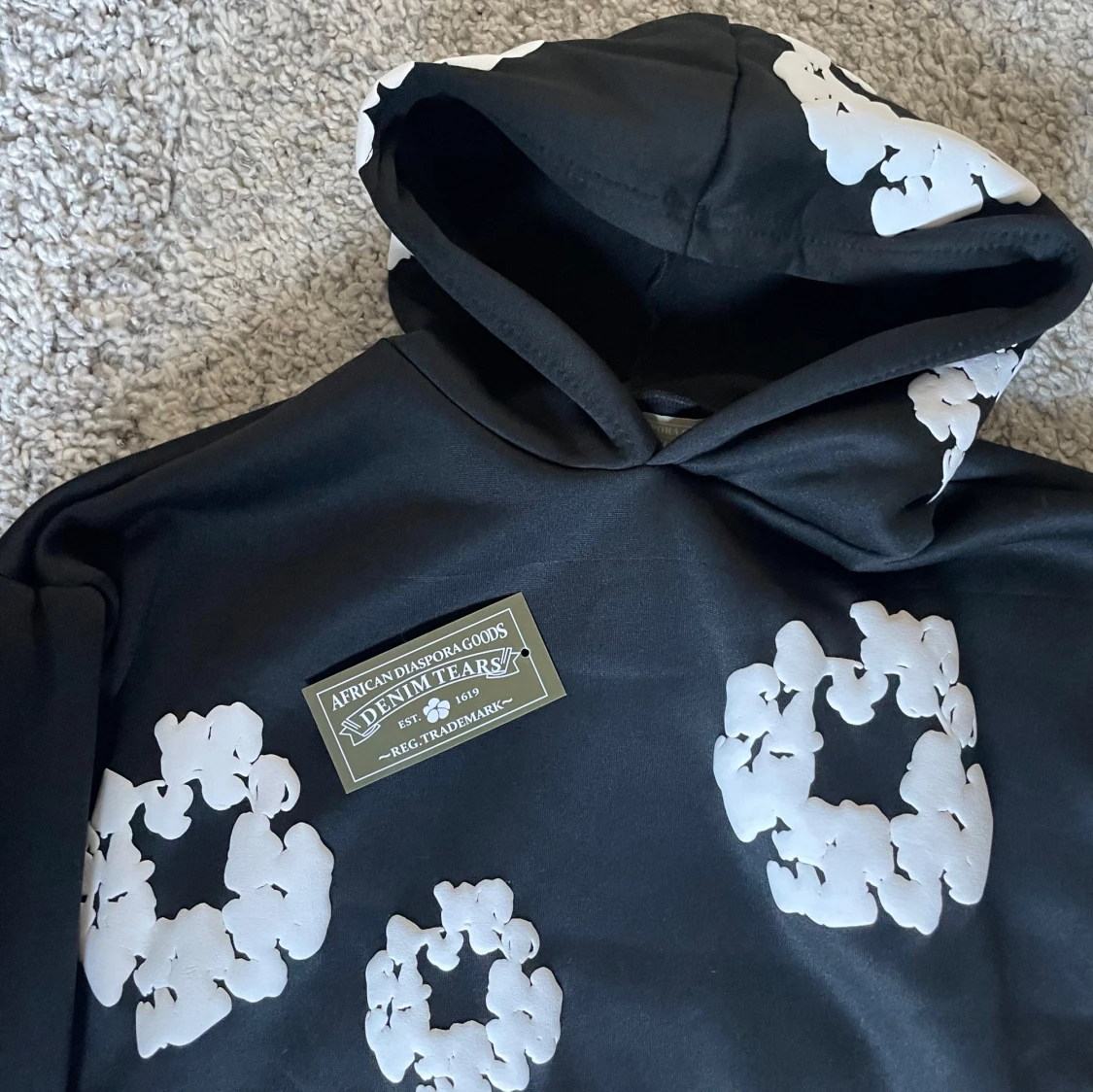 Svart hoodie med blommönster  - 1