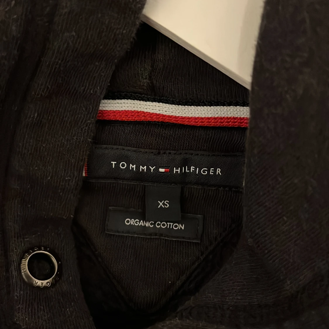 Svart hoodie från Tommy Hilfiger - 2