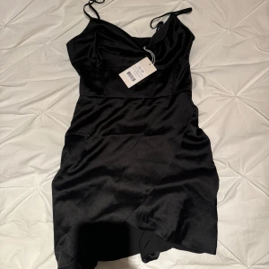 Svart sidenklänning - Oanvänd med lappen kvar :) 