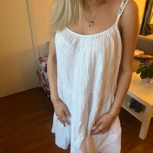 Vit klänning - Vit sommarklänning i storlek s från hm men köpt på sellpy därav lite sönder vid ett av bandet vilket jag inte visste