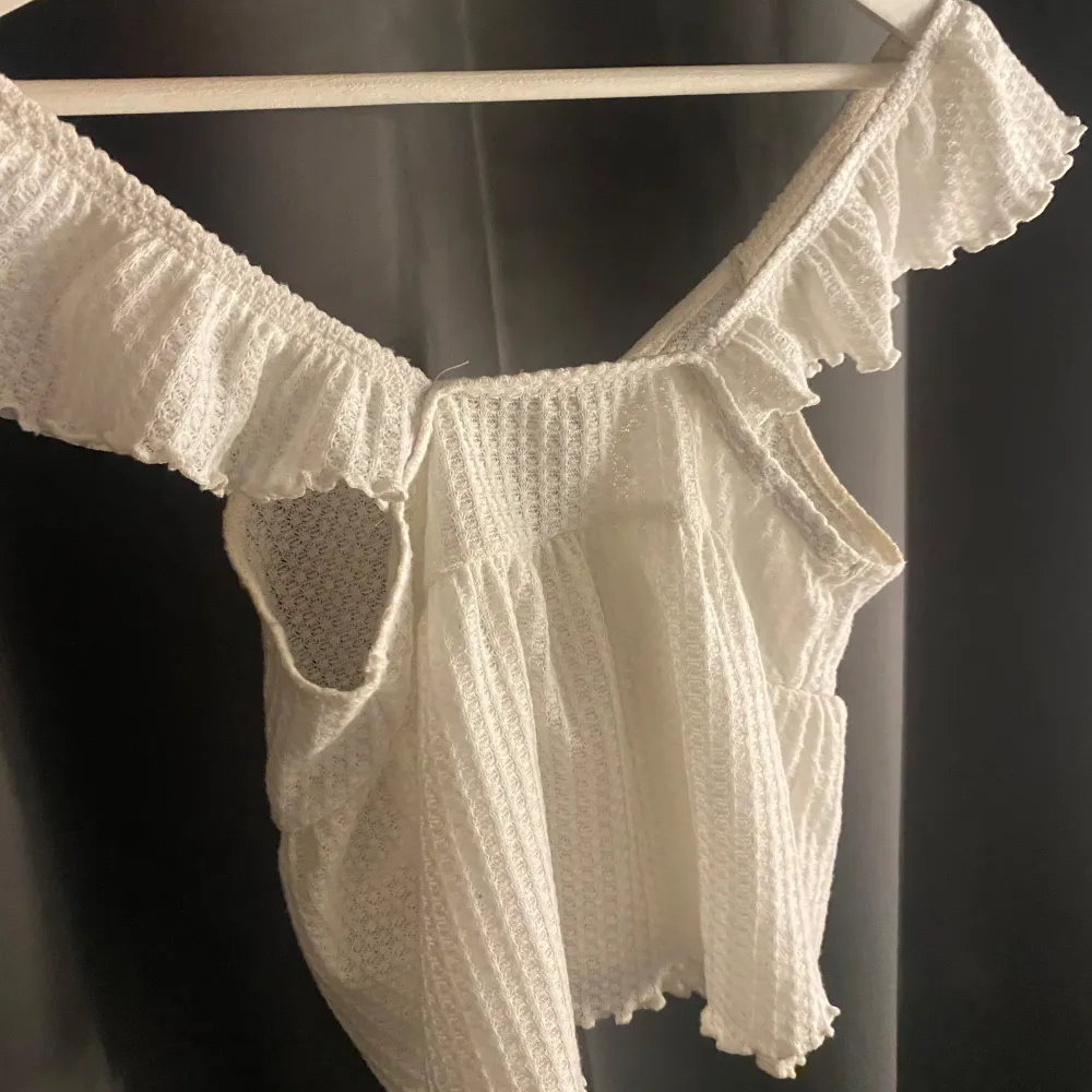 Vit blus i storlek XS. Min favorit topp. Måste typ köpa en ny i större storlek då den blivit för liten😝. Jätte söt och fin. Skönt tyg, fina detaljer. Nypris 140kr. . Yläosat.