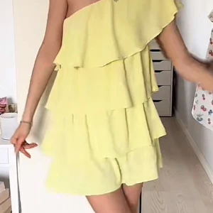 Gul oneshoulder klänning från Zara - Säljer en söt gul oneshoulder klänning från Zara med flera volanger.Passa på att fynda denna sommarfavorit! 🌼 är storlek M men jag som vanligtvis har xs/s passar den super💕pris kan diskutera 