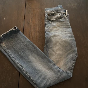 Blå jeans från Ralph Lauren  - Snygga blå jeans från Diesel med en klassisk femficksdesign och dragkedja. De har en lätt tvättad look som ger en avslappnad stil. Perfekta för en casual outfit.