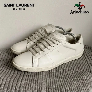 Saint Laurent skor sl/01 vita  - Riktigt feta Saint Laurent skor i modellen sl/01 | skick 9.5/10 | nypris ca 7000 mitt pris 2699 | 