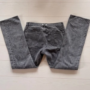 Grå jeansbyxor från Hope - Snygga grå jeansbyxor från Hope modell Rush. Knappt använda, mycket fint skick. Storlek 30 men passar ca 30/32. Hör av er vid fler frågor!