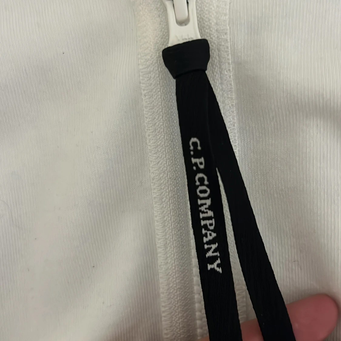 Vit jacka med huva och glasögon från C.P. Company - 1