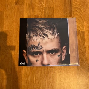 Vinylskiva Lil Peep - Vinylskiva av Lil Peep albumet ”Everbody’s Everything” köpt på Bengans:) Helt oanvänd har legat i plasten hela tiden! Med 2 st LP skivor i!  Bara att fråga om du har frågor eller funderingar!