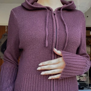 Stickad zip up kofta med luva  - Fin och fräsch färg passar till många outfits 