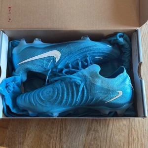 Blå Nike fotbollsskor - Säljer ett par Nike phantoms FG, dessa är andvända 1 gång, pga att dom är för stora. Hör av er för frågor!pris kan diskuteras 