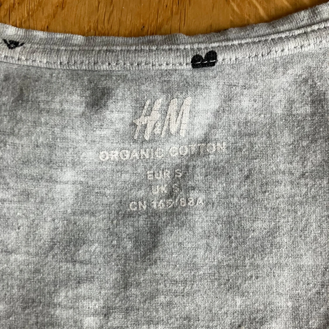 grå t-shirt med hjärttryck - 2