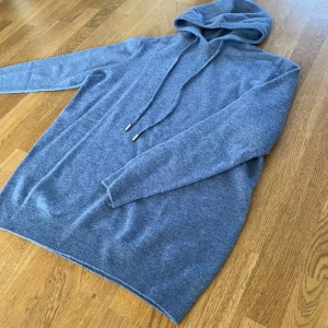 Merinoull Hoodie - En väldigt snygg Merinoull Hoodie i en unik och sjukt snygg blå färg!🌟 Storlek M-L. Bara testad, aldrig använd! Hör av dig vid intresse eller minsta fundering!😊