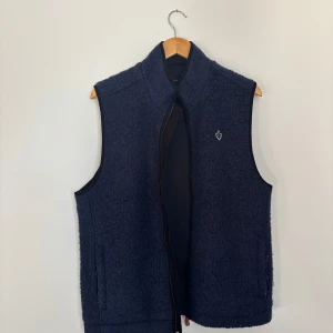 Mörkblå väst från Morris - Snygg mörkblå väst från Morris med dragkedja framtill. Perfekt för lager-på-lager-stil och passar till det mesta, perfekt vårväst. Säljs ej längre i denna färg. Nypris 2000. Mitt pris 1299