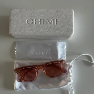 Chimi solglasögon - Säljer mina helt oanvända chimi solglasögon i färgen ”02 pink” pågrund av dubbletter. Komplett set med fodral, oanvänd putsduk och påse. Nypris 1400kr. Pris kan diskuteras vid snabb affär!