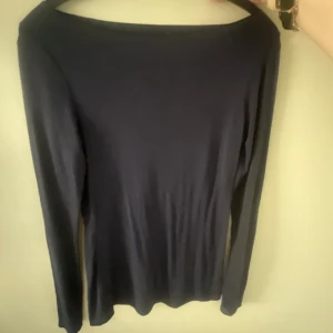 intimissimi tröja - En marinblå/mörkblå boatneck långärmad tröja💕