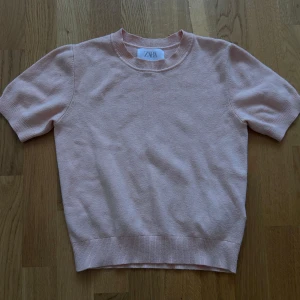 Coral färgad tröja från Zara 🪸💕💕 - Säljer en söt rosa tröja från Zara med korta ärmar. Tröjan är använd men har inga defekter och är perfekt nu till våren! 🫶Den är rosa/orange. Om det önskas fler bilder kontakta privat! 