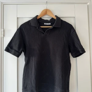 Svart pikétröja från Zara - Texture polo shirt svart från Zara. Använde ett fåtal gånger, nypris 300kr. Pris kan diskuteras vid snabb affär 