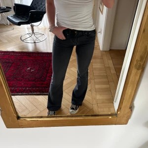 Lois jeans - Så snygga Lois jeans i en urtvättad svart/grå färg. Endast använda fåtal gånger så mycket bra skick utan defekter. 