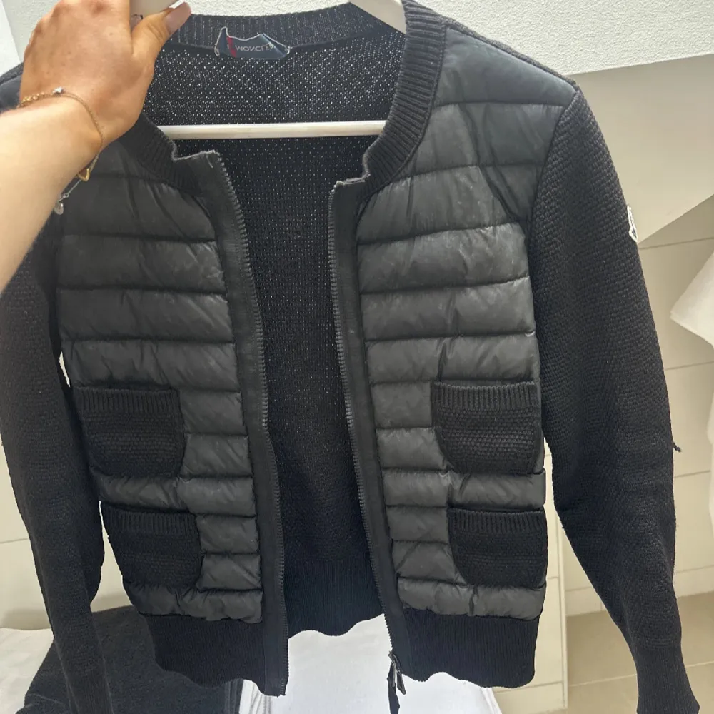 Säljer en svart jacka från Moncler. Har lagt upp denna jackan tidigare och som ni kan se så är den lite smutsig där fram men inget mer än det som syns på bilderna. + en reva i ena ärmen. Syns inte när den är på. Priset är 5000 och jag tar inte prisförslag. Nypris 10 000. Takit.